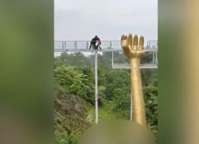 Ponte di vetro crolla, turista muore precipitando da 9 metri d’altezza: video