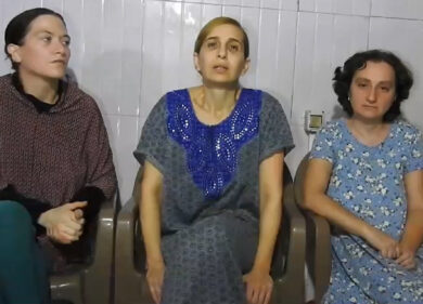 Hamas, video di 3 ostaggi: “Paghiamo il fallimento politico di Netanyahu”