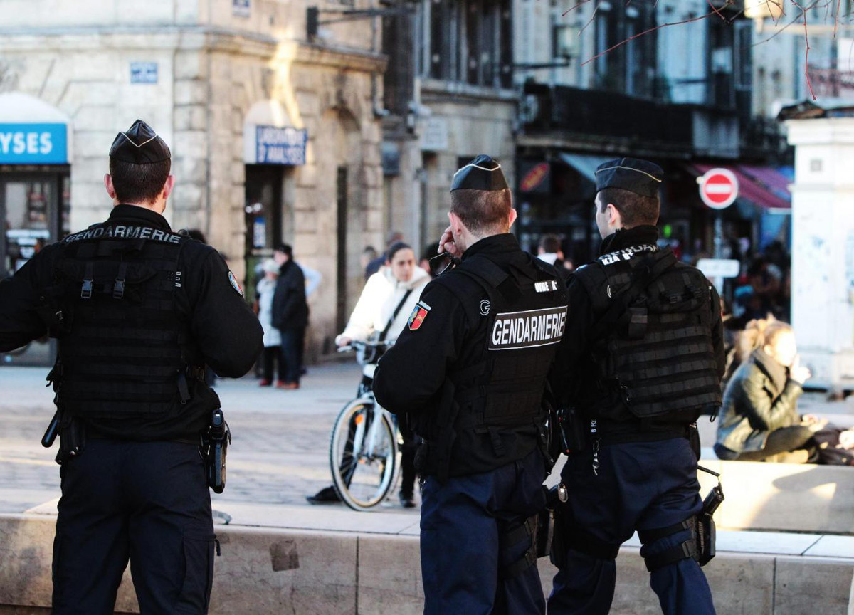 Parigi, donna col velo grida “Allah Akbar” e minaccia, ferita dalla polizia Parigi, donna col velo grida “Allah Akbar” e minaccia, ferita dalla polizia