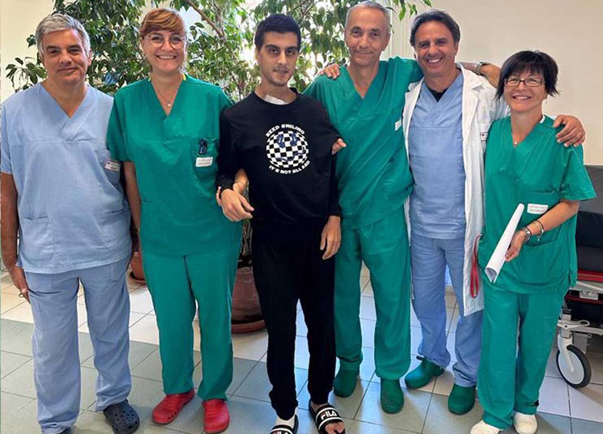 Praticamente morto a luglio, oggi cammina e sorride: “miracolo” al San Camillo