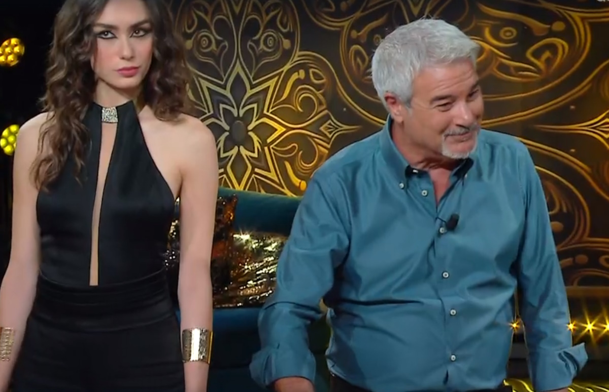 Pino Insegno, pure il fuoco amico. Il Tg2 in rivolta: “Ci fa perdere ascolti” Pino Insegno, pure il fuoco amico. Il Tg2 in rivolta: “Ci fa perdere ascolti”