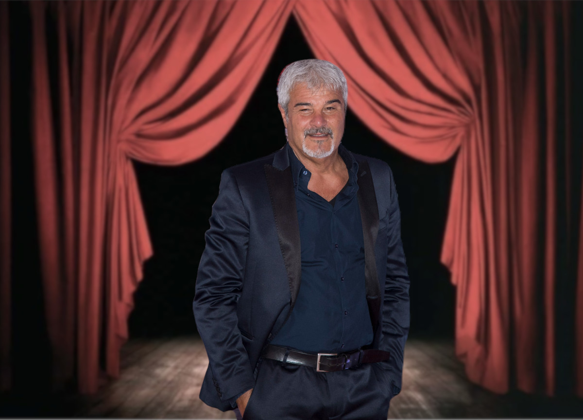 Pino Insegno, pure il fuoco amico. Il Tg2 in rivolta: “Ci fa perdere ascolti” Pino Insegno, pure il fuoco amico. Il Tg2 in rivolta: “Ci fa perdere ascolti”