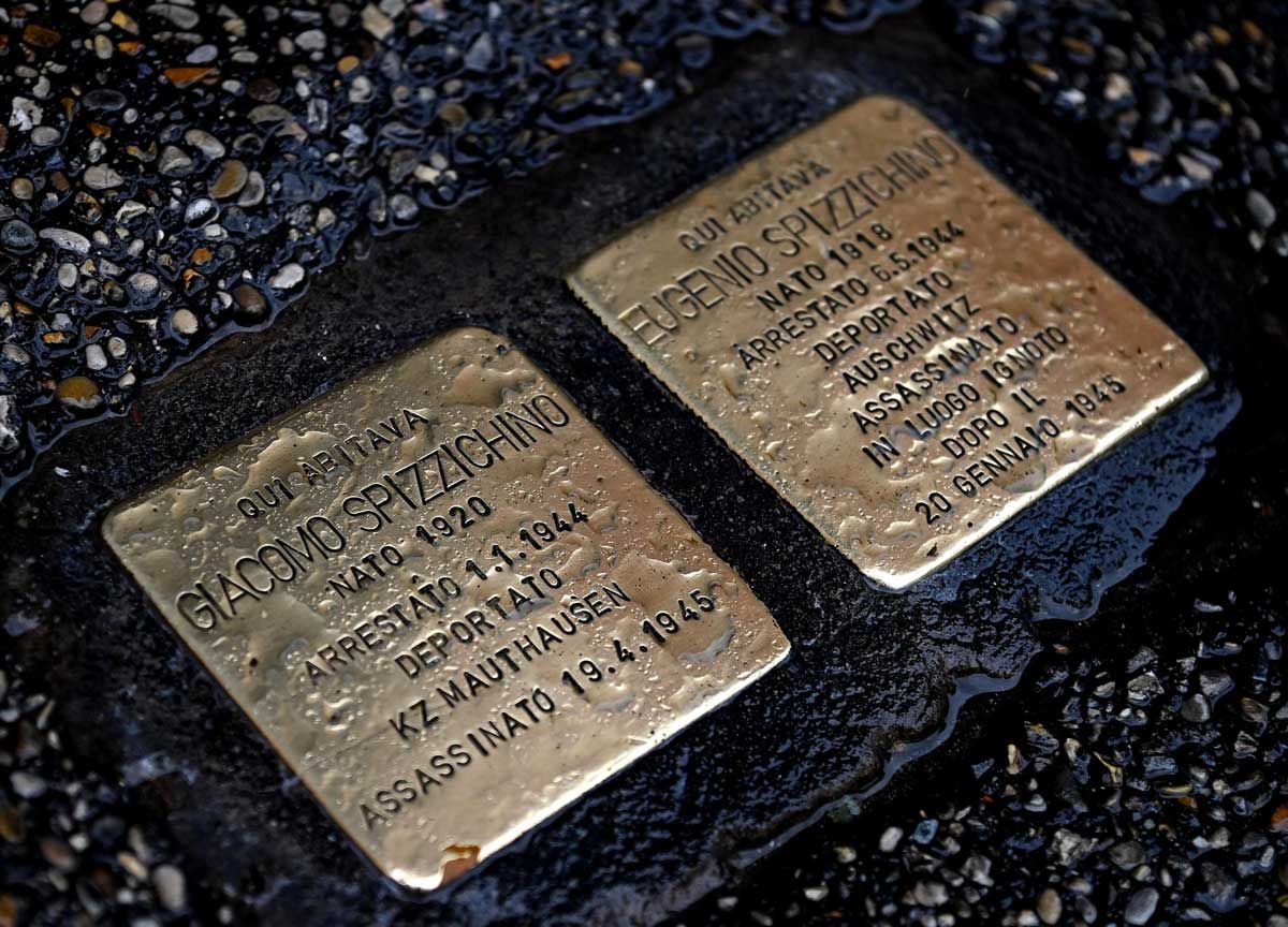 Shoah: pietre di inciampo Spizzichino oltraggiate a Roma, indaga la Digos Shoah: pietre di inciampo Spizzichino oltraggiate a Roma, indaga la Digos