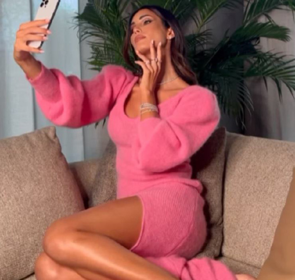 Federica Nargi sul divano: lady Matri in rosa fa sognare. “Miss universo”