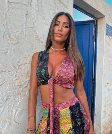Federica Nargi sul divano: lady Matri in rosa fa sognare. “Miss universo”