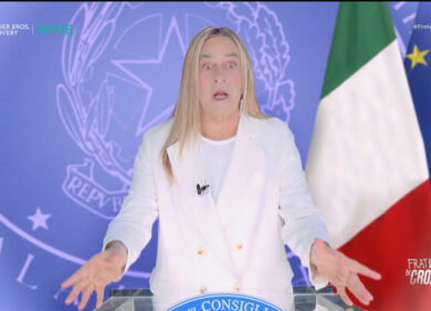 Crozza/ Giorgia Meloni, dopo lo scherzo telefonico dei comici russi, ecco la verità su l’Ucraina: «L’Ucraina non si porta più. adesso è di moda israele»