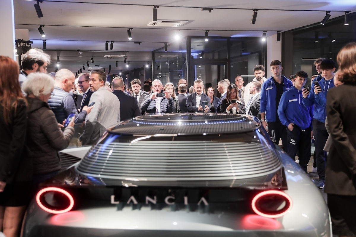 Lancia Pu+Ra HPE inaugura la nuova immagine delle concessionari e italiane