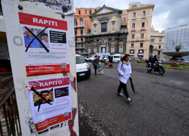 Oltraggio agli ostaggi israeliani. Vandalizzate le locandine a Napoli