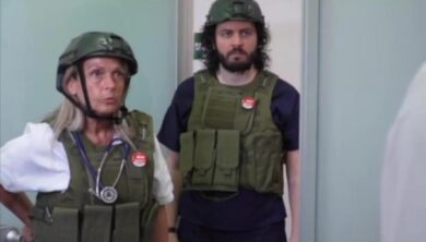 Sanità, medici con elmetto e giubbotto antiproiettile denunciano le violenze