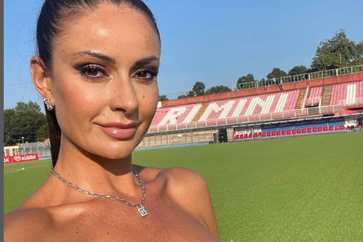 Monica Bertini rosso fuego: scollatura spettacolare della giornalista sportiva