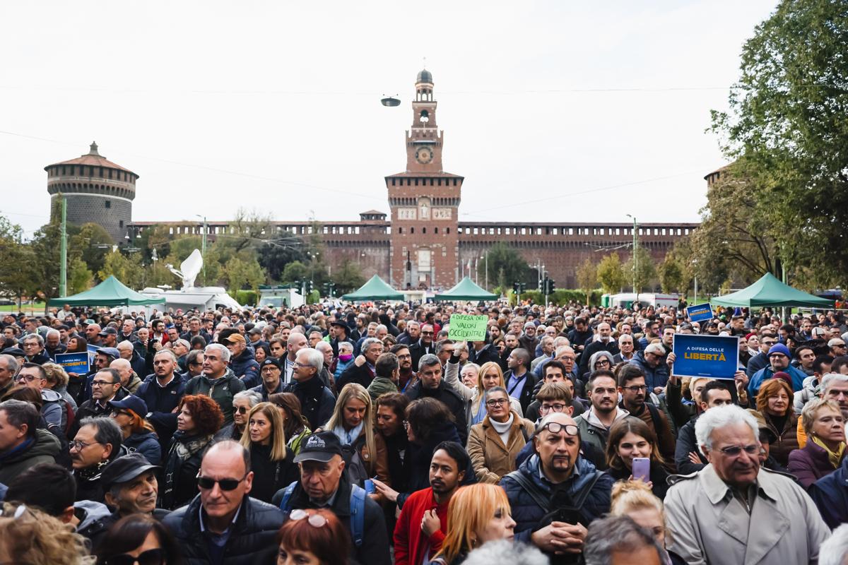 Manifestazioni incrociate a Milano: Lega e pro Palestina. Foto e video Manifestazioni incrociate a Milano: Lega e pro Palestina. Foto e video