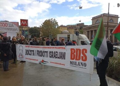 Milano, il corteo Pro Palestina: “Restiamo umani”. FOTO