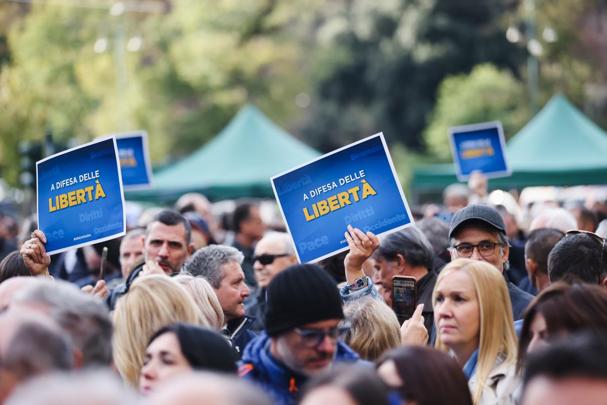 Manifestazioni incrociate a Milano: Lega e pro Palestina. Foto e video Manifestazioni incrociate a Milano: Lega e pro Palestina. Foto e video