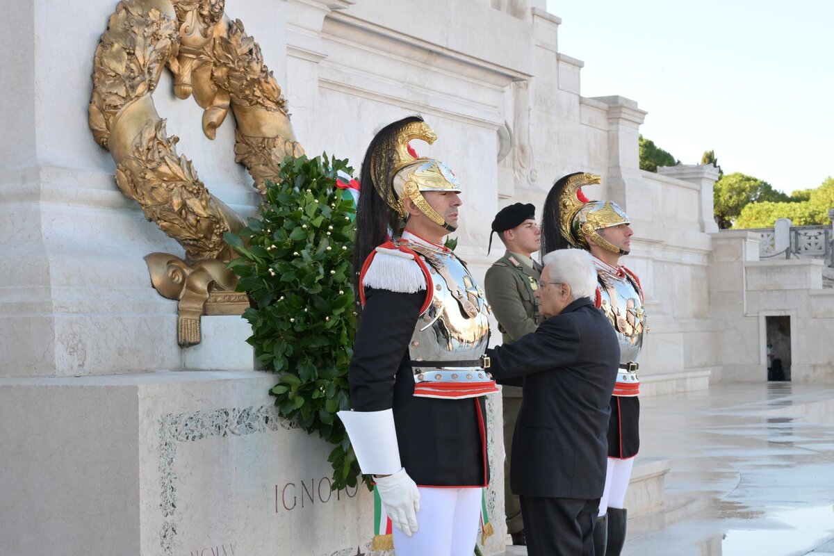Mattarella alla Festa delle Forze Armate: “Con voi l’avvenire è più sicuro” Mattarella alla Festa delle Forze Armate: “Con voi l’avvenire è più sicuro”