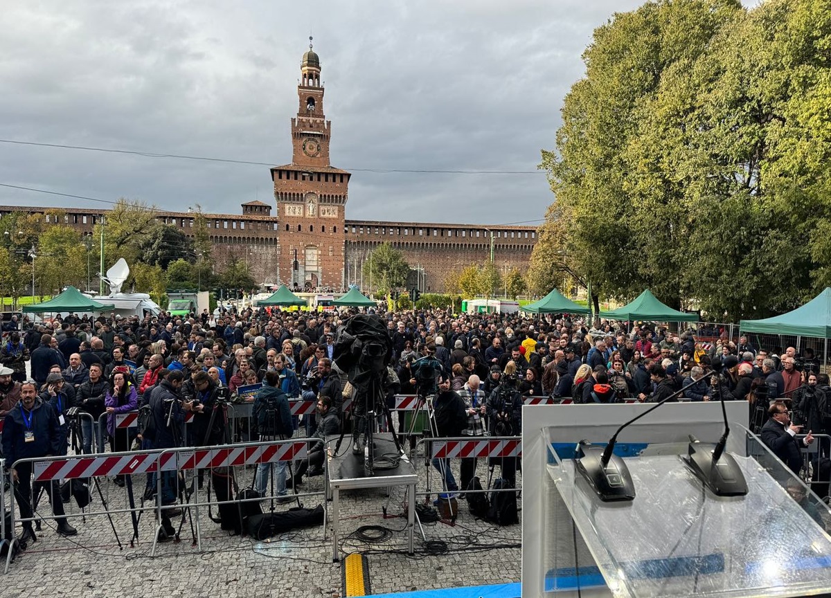 Manifestazioni incrociate a Milano: Lega e pro Palestina. Foto e video Manifestazioni incrociate a Milano: Lega e pro Palestina. Foto e video