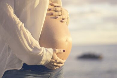 Manovra, sgravio a mamme con due figli più breve: passa da tre a un solo anno