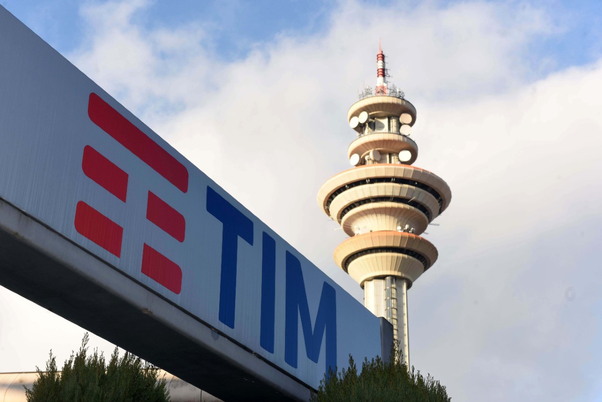 Tim, accettata l’offerta per la rete da 22 mld di Kkr. Vivendi protesta Tim, accettata l’offerta per la rete da 22 mld di Kkr. Vivendi protesta