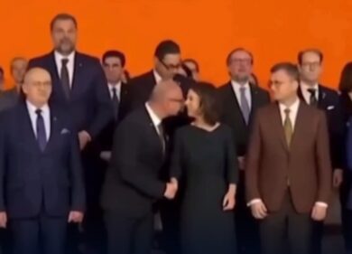 Tenta di baciare la ministra tedesca Baerbock, bufera sull’omologo croato