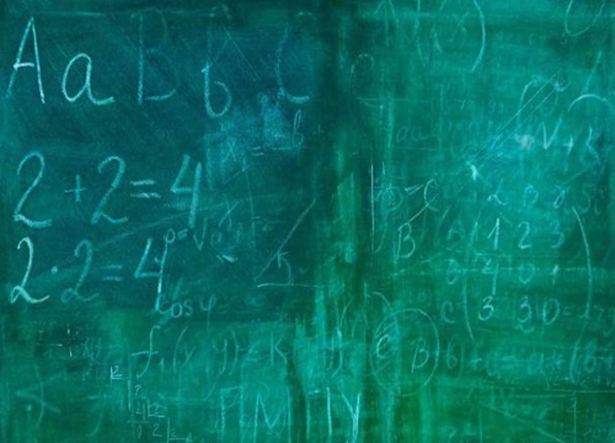 Piramidi massoniche alla lavagna: chiesto il giudizio per la maestra