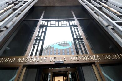 Si cosparge di benzina nella sede Inps: “Datemi la pensione o mi do fuoco”