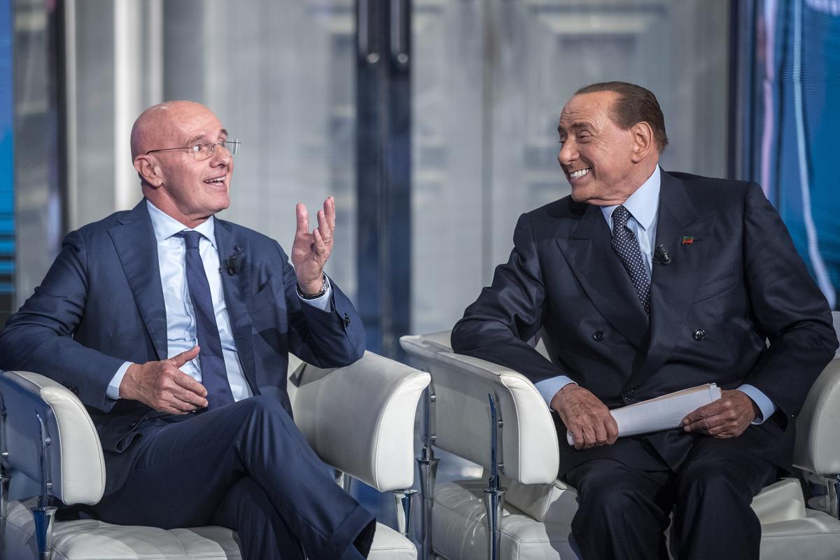 Sacchi e quel consiglio di Berlusconi: “Si metta allo specchio e dica che sono stronzo” Sacchi e quel consiglio di Berlusconi: “Si metta allo specchio e dica che sono stronzo”