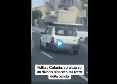 Si sdraia sul divano sopra il tettuccio della Panda. Multato il conducente