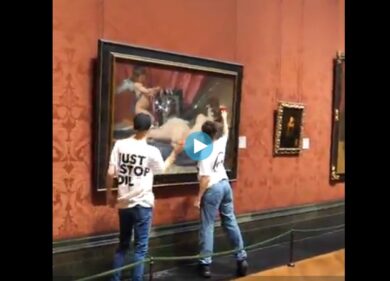 Blitz attivisti, presa a martellate la teca del capolavoro di Velázquez