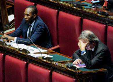 Soumahoro rischia il posto, giudici: “Raccolta fondi irregolare con Postepay”