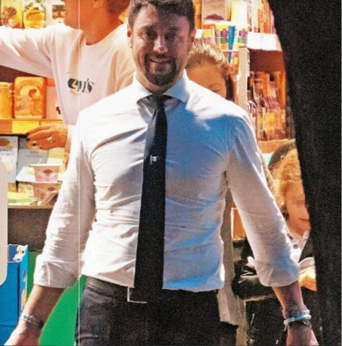Giambruno beccato al supermercato: ecco le foto con la figlia Ginevra Giambruno beccato al supermercato: ecco le foto con la figlia Ginevra