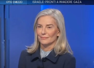 “Non scomodiamo i genocidi”. Travaglio scarica l’ambasciatrice Basile