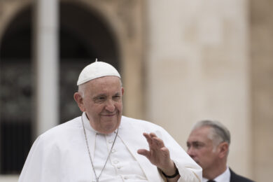 Il Papa: “Battesimi a trans e figli di coppie gay. La Chiesa non é una dogana”