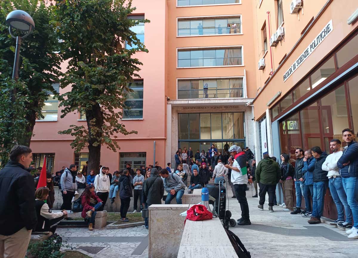 Notte di occupazione a La Sapienza: bandiera palestinese a Scienze Politiche Notte di occupazione a La Sapienza: bandiera palestinese a Scienze Politiche