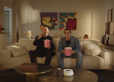 Sky, nella nuova campagna di Sky Glass Max Pezzali incontra Max Pezzali