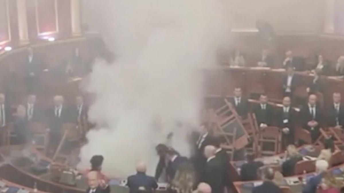 Albania, proteste contro Edi Rama. Fumogeni in Parlamento: scoppia il caos Albania, proteste contro Edi Rama. Fumogeni in Parlamento: scoppia il caos