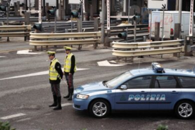 Tir fuori strada in Tangenziale a Milano, un morto e un ferito