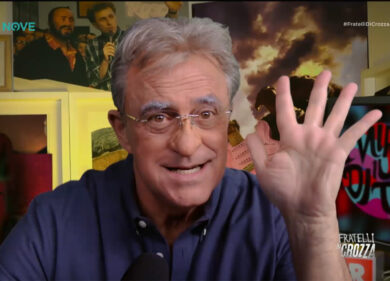 Crozza/Red Ronnie sull’apparizione della madonna a Flavia Vento in un campo da golf: «La madonna la vedi nei posti più strani. Io una volta l’ho vista dentro al forno quando ho tirato fuori le lasagne senza presine»