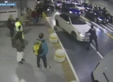 Follia a Bologna: investe volontariamente una guardia giurata e scappa. VIDEO