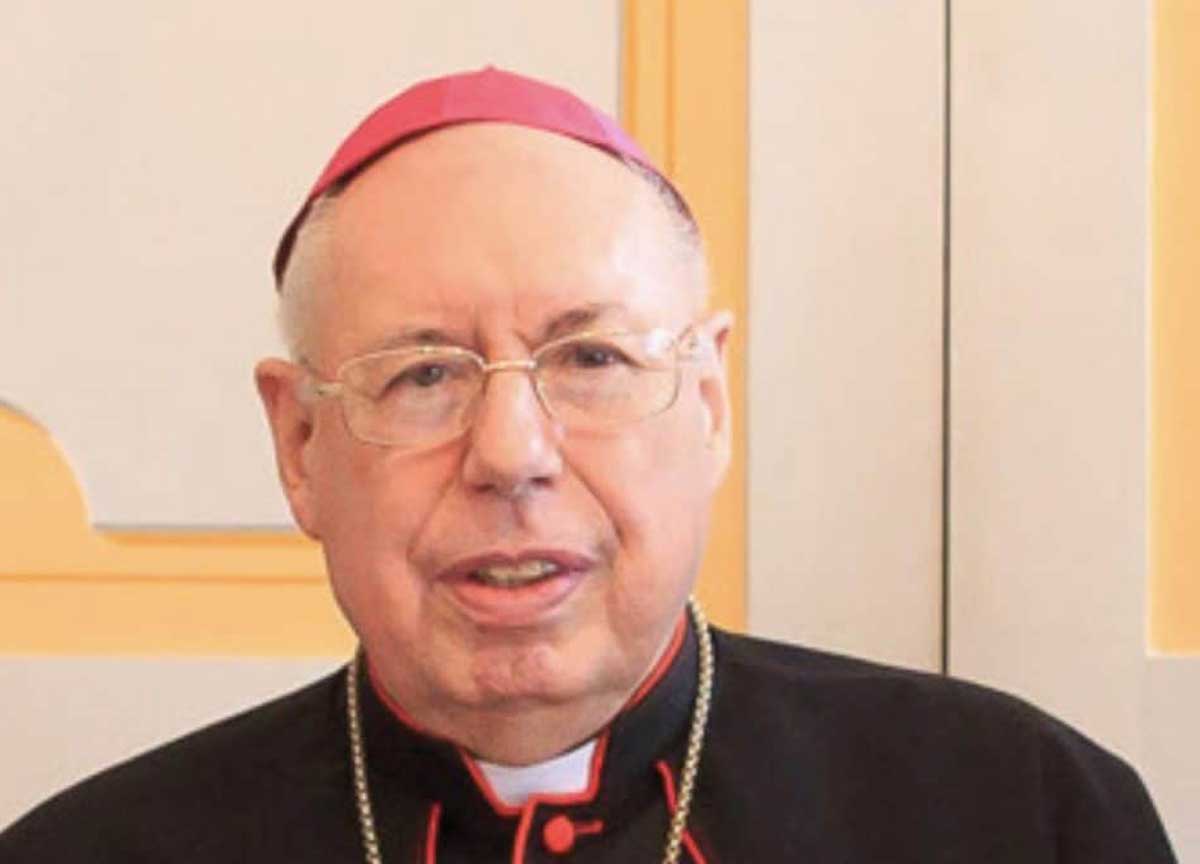 Muore d’infarto vicino al Senato: monsignor Bacquè lasciato 3 ore sull’asfalto Muore d’infarto vicino al Senato: monsignor Bacquè lasciato 3 ore sull’asfalto