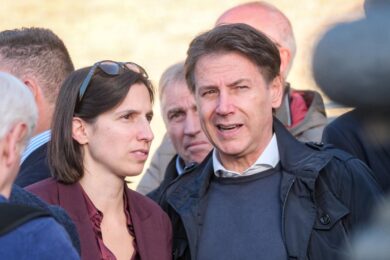 Pd, applausi per Conte: “Stiamo uniti”. Il leader M5s prepara il sorpasso