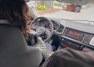 Donna guida senza mani la sua Audi A1 con dispositivo speciale: è la prima in Italia