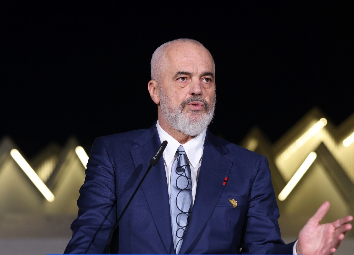 “Edi Rama? Un pivot alla Meneghin”. Il premier albanese giocava a basket “Edi Rama? Un pivot alla Meneghin”. Il premier albanese giocava a basket