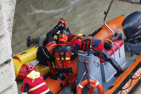 Orrore a Roma: cade da ponte Garibaldi, 25enne muore sul greto del Tevere Orrore a Roma: cade da ponte Garibaldi, 25enne muore sul greto del Tevere