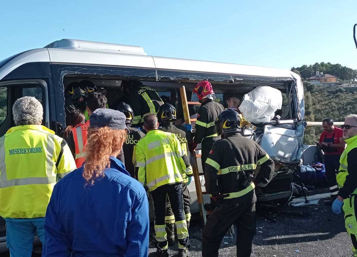 Camion tampona un pullimino Ncc: un morto e 9 feriti gravissimi sull’Aurelia Camion tampona un pullimino Ncc: un morto e 9 feriti gravissimi sull’Aurelia