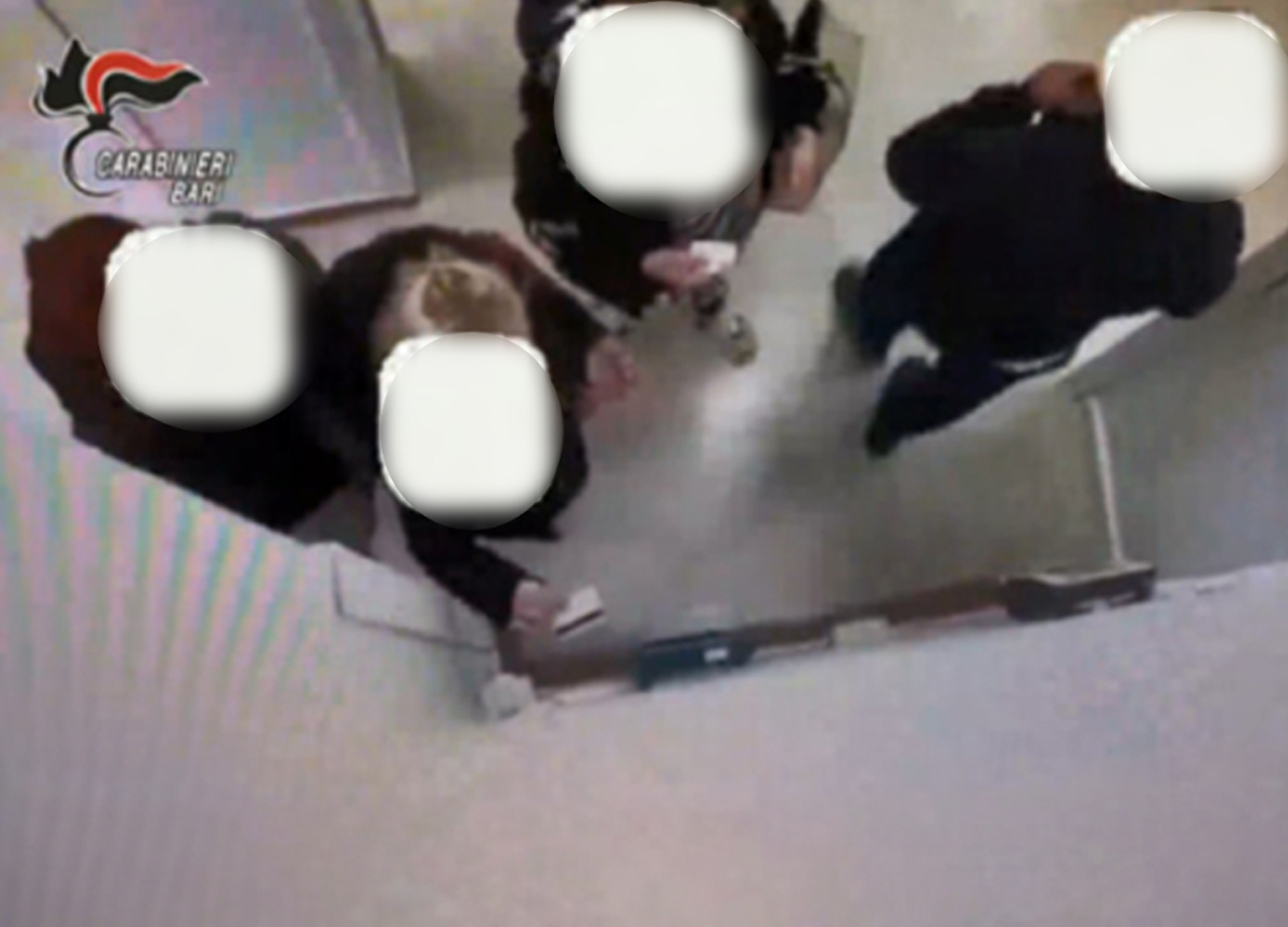 Timbrano il cartellino e poi vanno a casa: 10 indagati al Policlinico Timbrano il cartellino e poi vanno a casa: 10 indagati al Policlinico