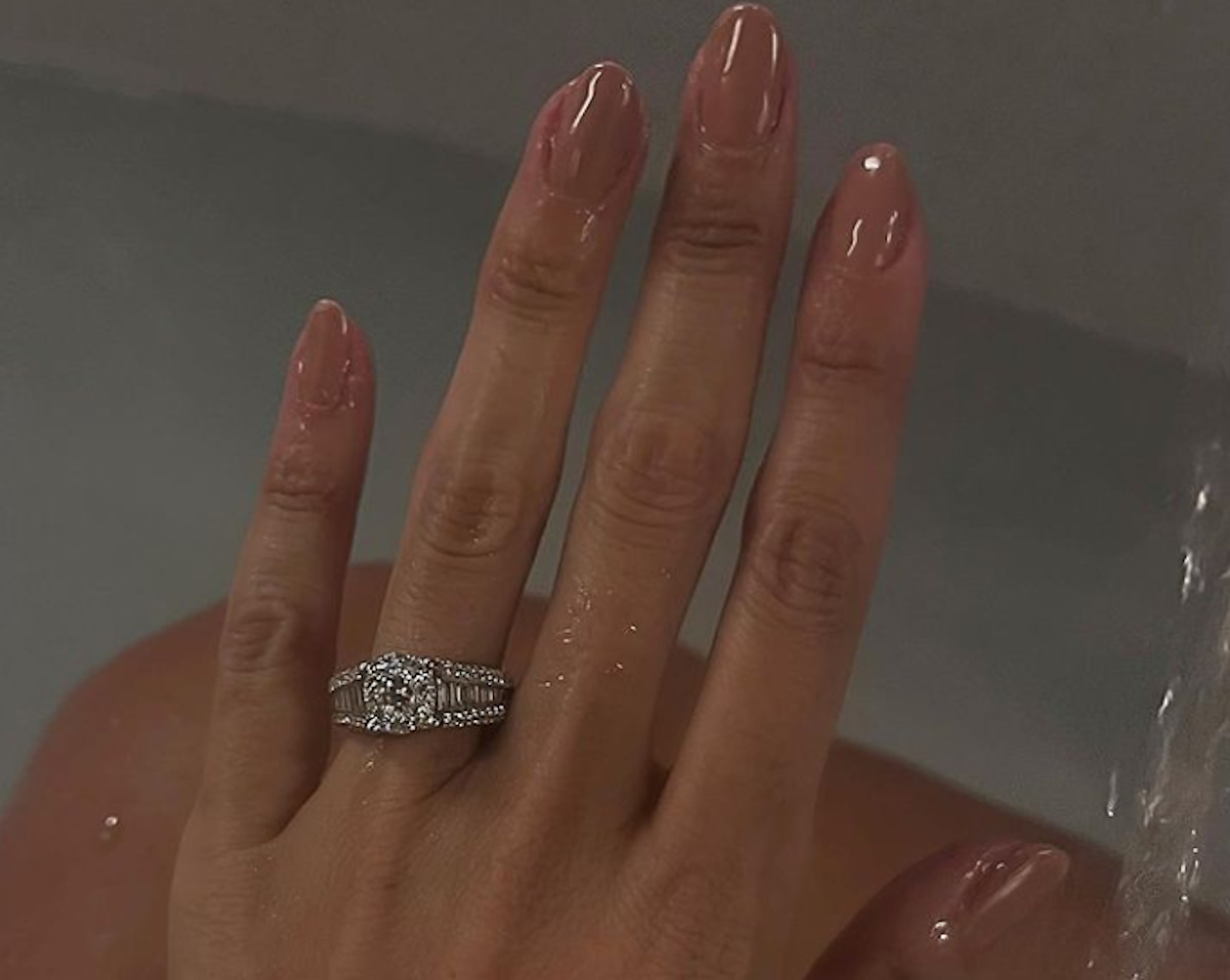 Belen si sposa con Lorenzoni? La showgirl pubblica l’anello su Instagram Belen si sposa con Lorenzoni? La showgirl pubblica l’anello su Instagram