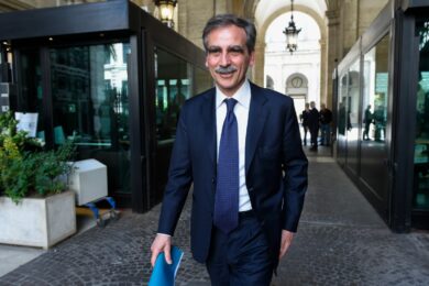 Mps, dopo il maxi-utile cambia la strategia del governo: si cede il 15%