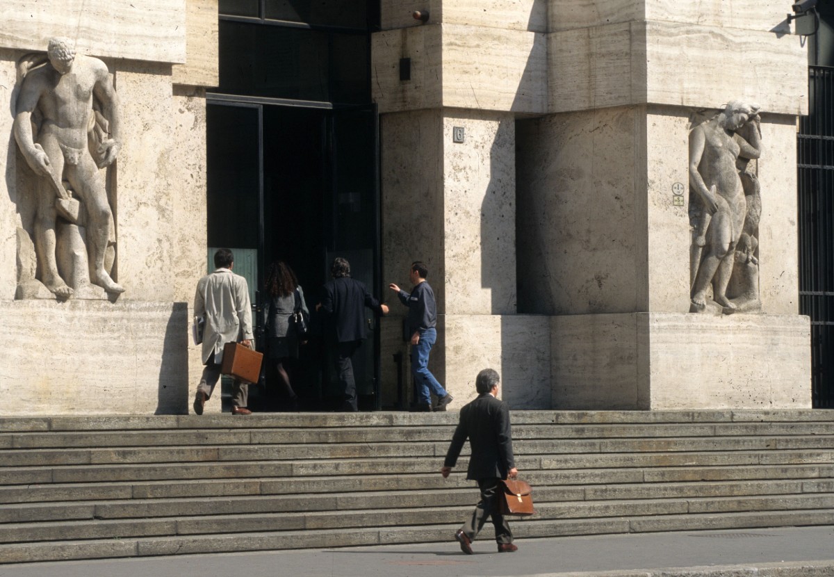 Borse europee in positivo, brilla Milano (+1,4%). Spread a 177 punti Borse europee in positivo, brilla Milano (+1,4%). Spread a 177 punti