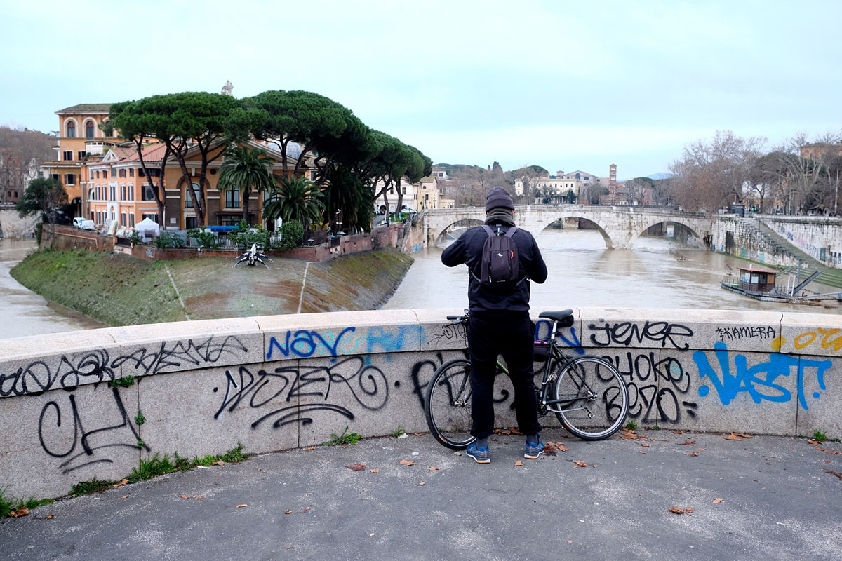 Orrore a Roma: cade da ponte Garibaldi, 25enne muore sul greto del Tevere Orrore a Roma: cade da ponte Garibaldi, 25enne muore sul greto del Tevere