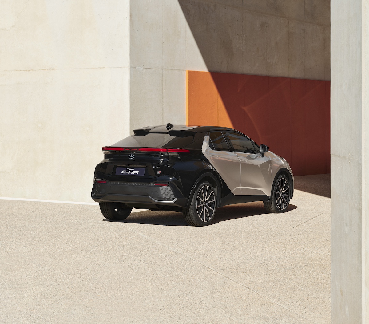 Nuova Toyota C-HR si rinnova e punta sull’ibrido