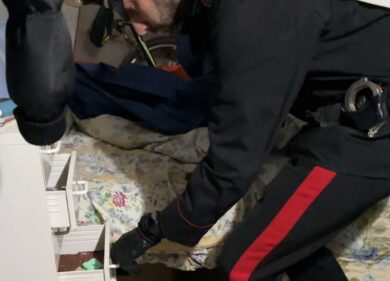 Rom rubano un’auto piena di vestiario: inseguimento da brividi per 15 km